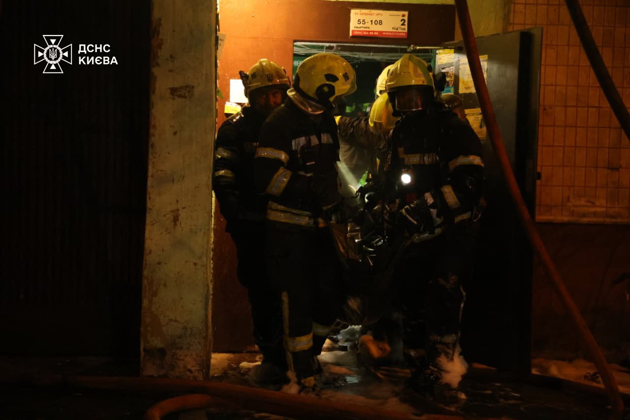 Київ зазнав комбінованої російської атаки. Фото: ДСНС Києва