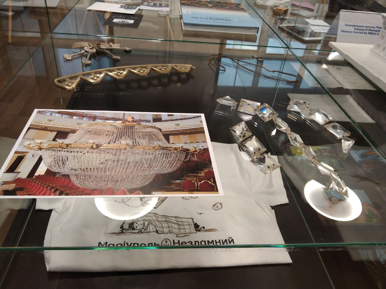 Обломки от люстры из разрушенного Мариупольского драмтеатра — свидетели военных преступлений РФ. Фото автора