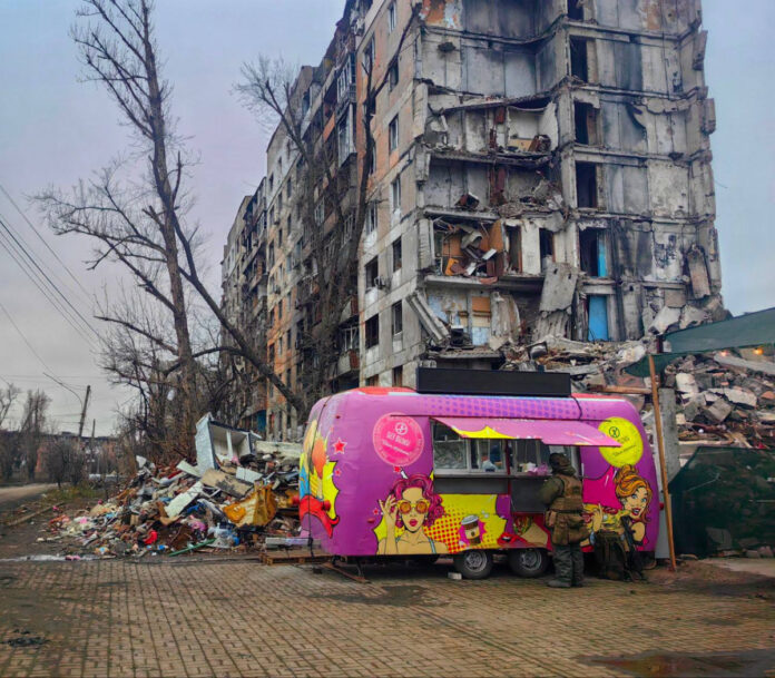 Стріт-фуд у зруйнованій військами РФ Авдіївці, Донецькій області. Фото: соцмережі