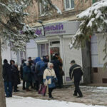 Тотальна паспортизація мобільного зв’язку на окупованих територіях: Нові обмеження абонентів межують з абсурдом Очереди абонентов «Феникс» в г. Макеевка. Фото из местного паблика в Instagram