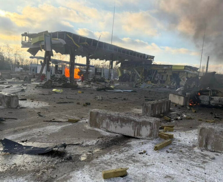 Російський дрон вдарив по АЗС у Краматорську: виникла масштабна пожежа, загорілися машини та резервуар з газом